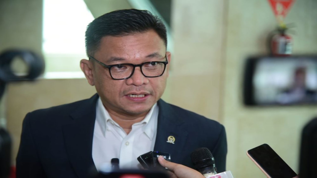 Wakil Ketua Komisi VIII DPR RI Ace Hasan Syadzily saat diwawancarai Parlementaria di Gedung Nusantara DPR RI, Senayan, Jakarta, Selasa (5/3/2024). Foto: Oji/nr