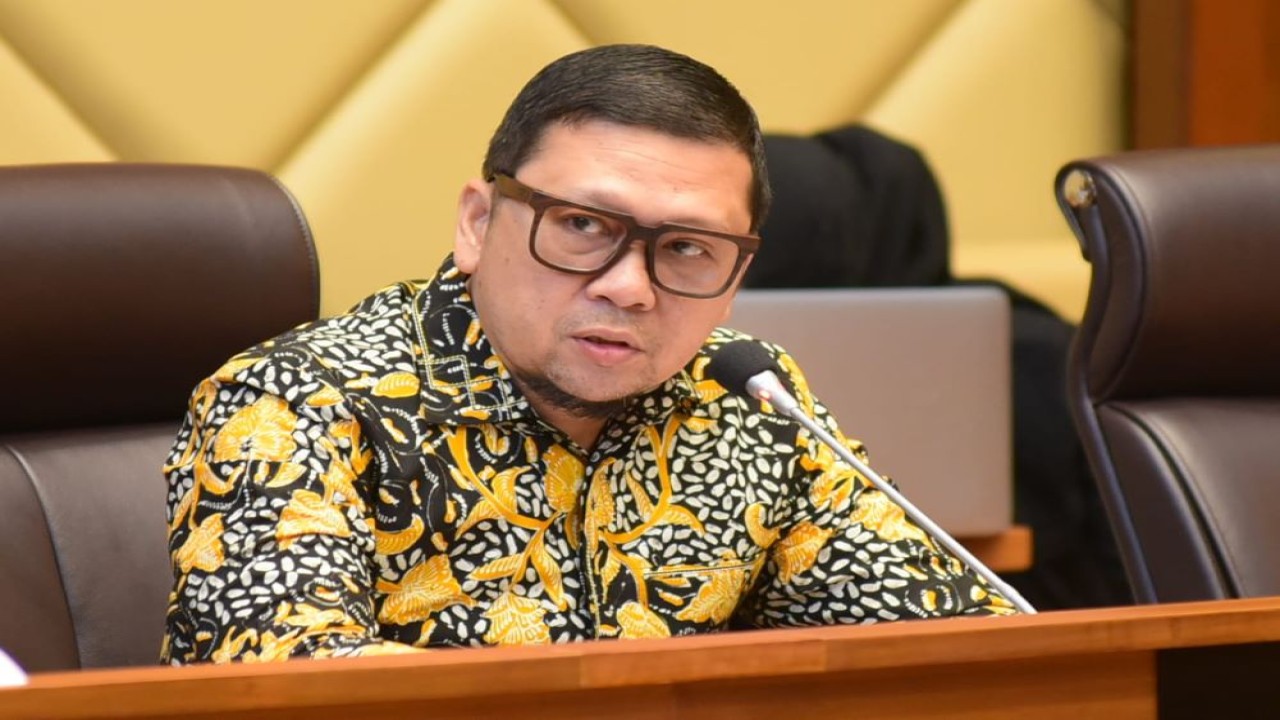 Ketua Komisi II DPR RI, Ahmad Doli Kurnia Tandjung saat memimpin rapat di ruang rapat Komisi II DPR RI, Senayan, Jakarta, Senin (18/3/2024). Foto: Oji/nr