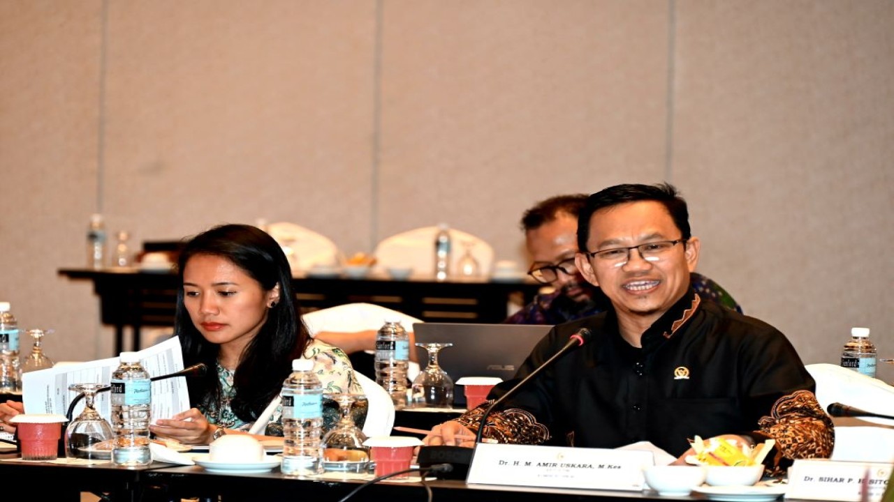 Wakil Ketua Komisi XI DPR RI Amir Uskara (kanan) saat memimpin pertemuan pada kunjungan kerja reses Komisi XI ke Batam, Kepri, Sabtu (2/3/2024). Foto: Husen/nr