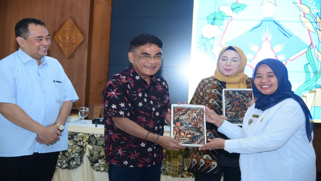 Anggota Komisi X DPR RI Andreas Hugo Pareira saat pertemuan dengan Bupati Sleman dan jajarannya di Aula Lantai 3 Setda Kabupaten Sleman, di Sleman, DIY, Selasa (27/2/2024). Foto: Oji/nr