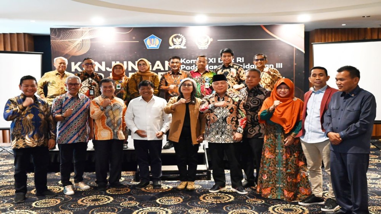 Anggota Komisi XI DPR RI, Andreas Susetyo dan Anggota Komisi XI DPR RI, Indah Kurniawati dalam foto bersama usai Rapat Kunjungan Kerja Komisi XI DPR RI ke Kepulauan Riau dengan BPK RI dan Kemenkeu, Sabtu (2/3/2024). Foto: Ucha/nr