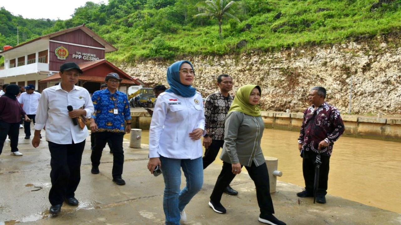 Wakil Ketua Komisi IV DPR RI Anggia Erma Rini saat meninjau proyek pembangunan Pelabuhan Perikanan Pantai (PPP) Gesing di Gunungkidul, Provinsi DIY. Foto: Tiara/nr