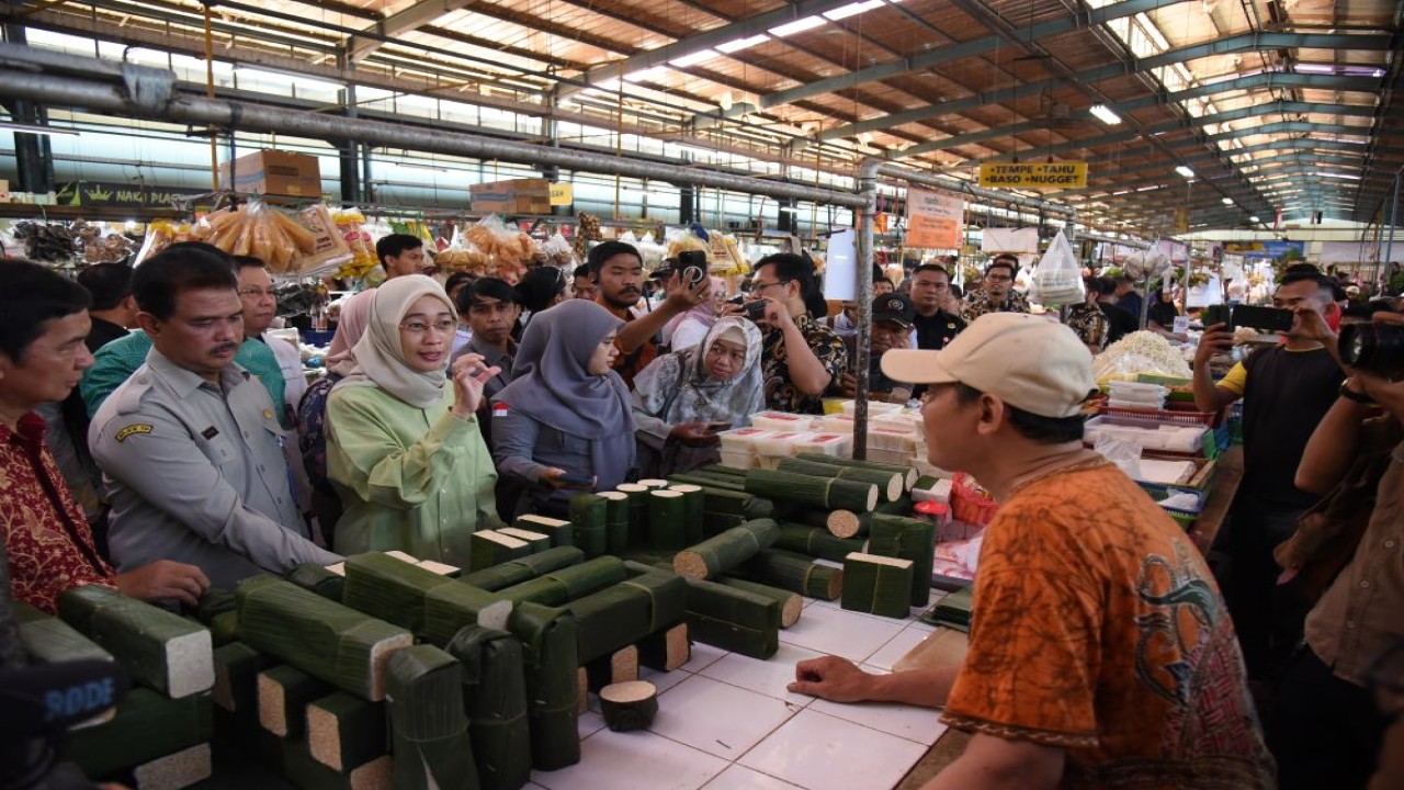 Wakil Ketua Komisi IV DPR RI Anggia Erma Rini saat meninjau ketersediaan dan kondisi harga komoditas pangan strategis jelang Ramadan di Pasar Modern BSD City, Tangerang Selatan, Banten. Foto: Dep/nr