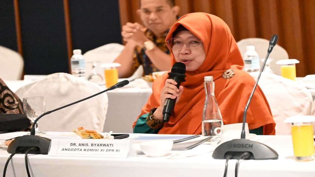 Anggota Komisi XI DPR RI, Anis Byarwati saat mengikuti pertemuan rapat Kunjungan Kerja Komisi XI DPR RI ke Kota Batam, Kepulauan Riau, Sabtu (2/3/2024). Foto: Ucha/nr