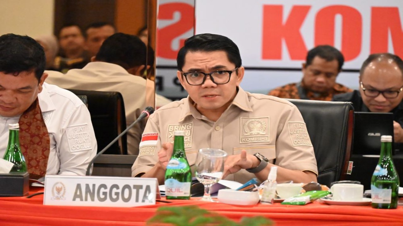 Anggota Komisi III DPR RI Arteria Dahlan saat mengikuti pertemuan pada Kunjungan Kerja Reses Komisi III di Jambi, Jumat, (1/3/2024). Foto: Shane/nr