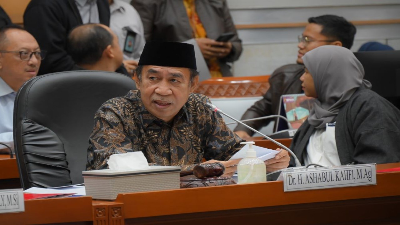 Ketua Komisi VIII DPR RI Ashabul Kahfi saat Rapat Kerja dengan Menteri Pemberdayaan Perempuan dan Perlindungan Anak RI, Menteri Sosial, Menteri Hukum dan Hak Asasi Manusia, Menteri Dalam Negeri, Menteri Kesehatan dan Menteri Ketenagakerjaan Komisi VIII DPR RI di Gedung DPR/MPR, Jakarta, Senin (25/3/2024). Foto: Mentari/nr