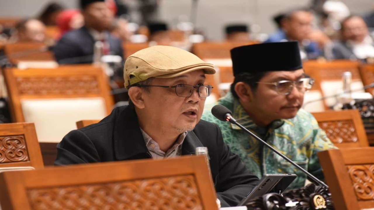 Anggota Komisi II DPR RI, Aus Hidayat Nur saat menyampaikan interupsi dalam Rapat Paripurna DPR RI ke-13 Masa Persidangan IV Tahun Sidang 2023-2024 di Ruang Rapat Paripurna, Gedung Nusantara II, DPR RI, Senayan, Jakarta, Selasa (5/3/2024). Foto : Arief/Andri