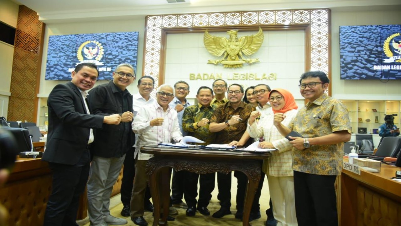 Pimpinan serta Anggota Baleg DPR RI bersama Menteri Dalam Negeri (Mendagri) saat menandatangani dan menyetujui draf Rancangan Undang-Undang (RUU) Daerah Khusus Jakarta (DKJ) menjadi UU DKJ di Ruang Baleg. Foto: Oji/nr