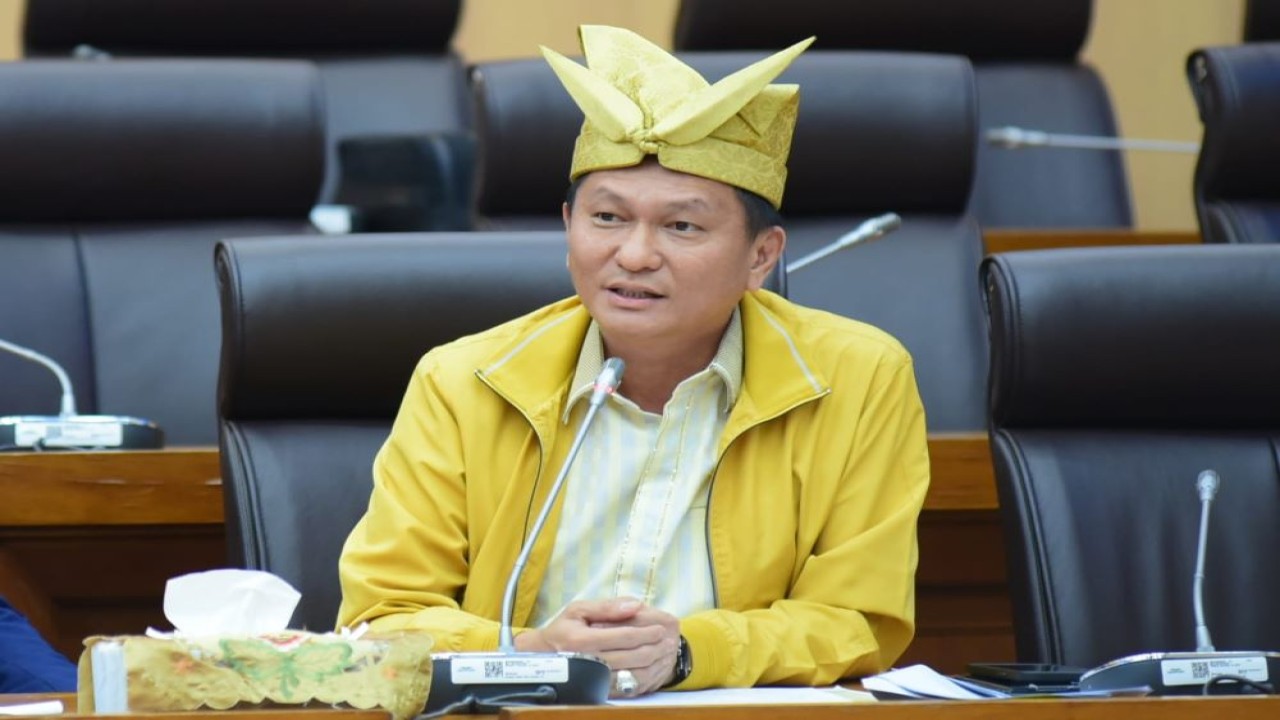 Anggota Komisi VII DPR RI Bambang Patijaya saat mengikuti Rapat dengar pendapat (RDP) dan Rapat Dengar Pendapat Umum (RDPU) Komisi VII DPR di Senayan, Jakarta, Selasa (27/3/2024). Foto: Oji/nr