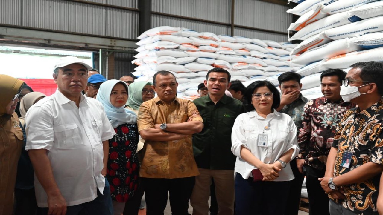 Wakil Ketua Komisi IV DPR RI, Budhy Setiawan, saat meninjau gudang BULOG Ciwangi di Purwakarta, Jawa Barat (7/3/2024). Foto: Yasmin/nr