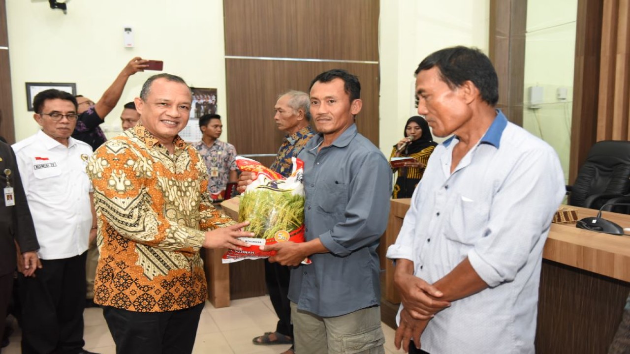 Ketua Tim Kunjungan Kerja Reses Komisi IV DPR RI, Budhy Setiawan saat mengunjungi posko penanganan banjir di Kabupaten Demak, Jateng, Kamis (29/2/2024). Foto: Jaka/nr