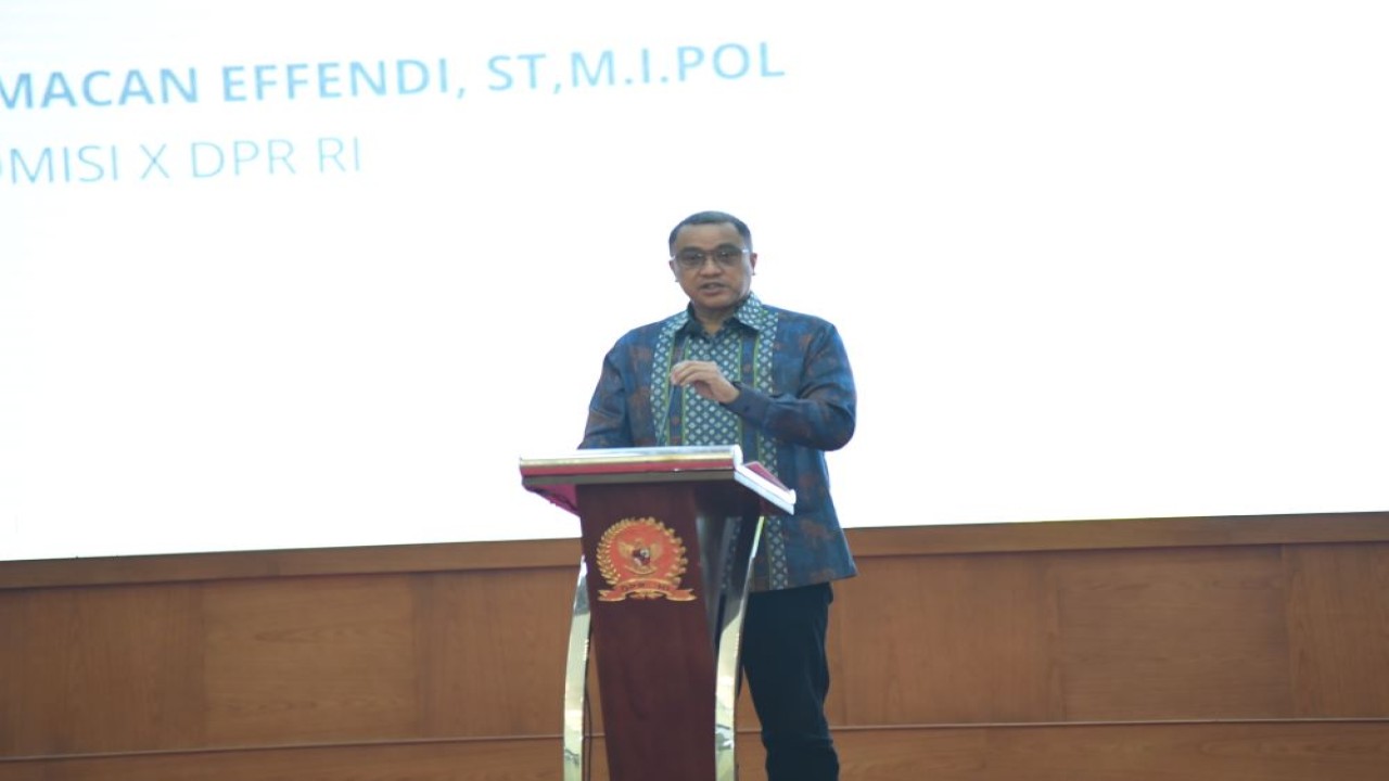 Wakil Ketua Komisi X DPR RI Dede Yusuf Macan Effendi saat membuka acara Program 'Magang di Rumah Rakyat' DPR RI Batch ke-4, di Ruang Pustakaloka, Senayan, Jakarta, Jumat (8/3/2024). Foto: Jaka/nr