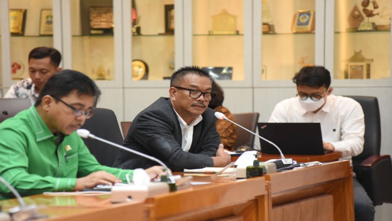 Anggota Komisi IX DPR RI Edy Wuryanto saat mengikuti Rapat Kerja dengan Menaker Ida Fauziyah, pada Selasa (26/3/2024). Foto: Arief/nr