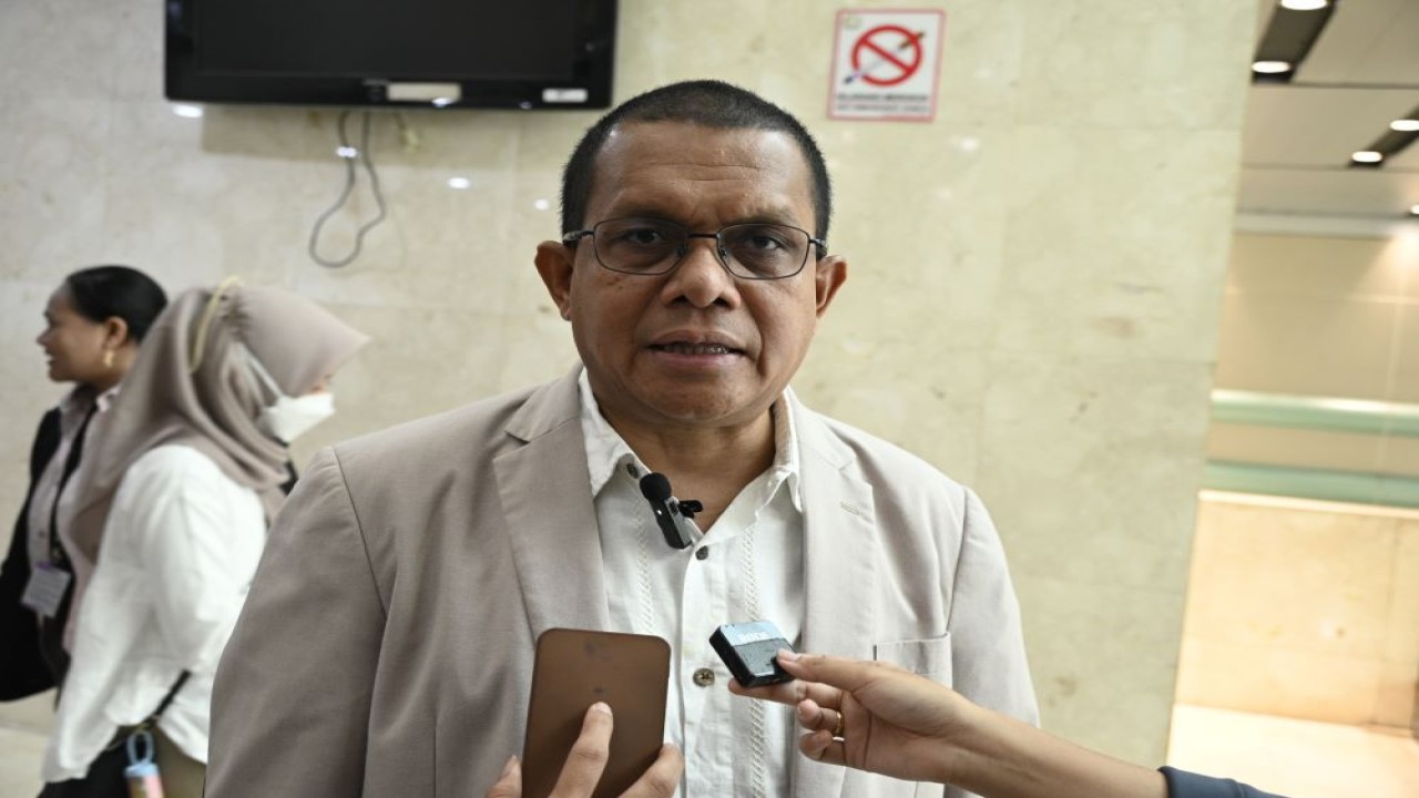 Wakil Ketua Komisi XI DPR RI, Emanuel Melkiades Laka Lena saat diwawancarai di Gedung Nusantara II, Senayan, Jakarta pada Selasa (5/3/2023). Foto: Farhan/nr