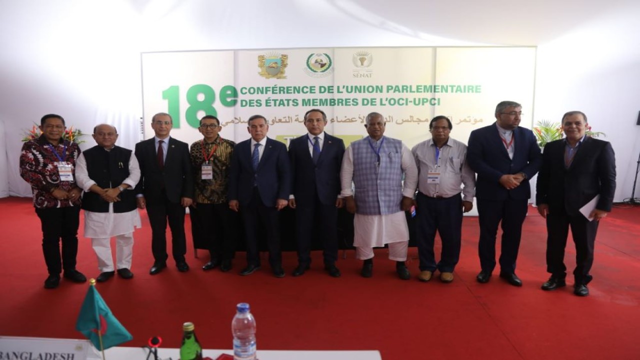 Ketua BKSAP DPR RI Fadli Zon dalam foto bersama di sela-sela Konferensi ke-18 Parliamentary Union of the OIC (PUIC), forum Parlemen OKI, di Abidjan, Pantai Gading. Foto: Akbar/nr