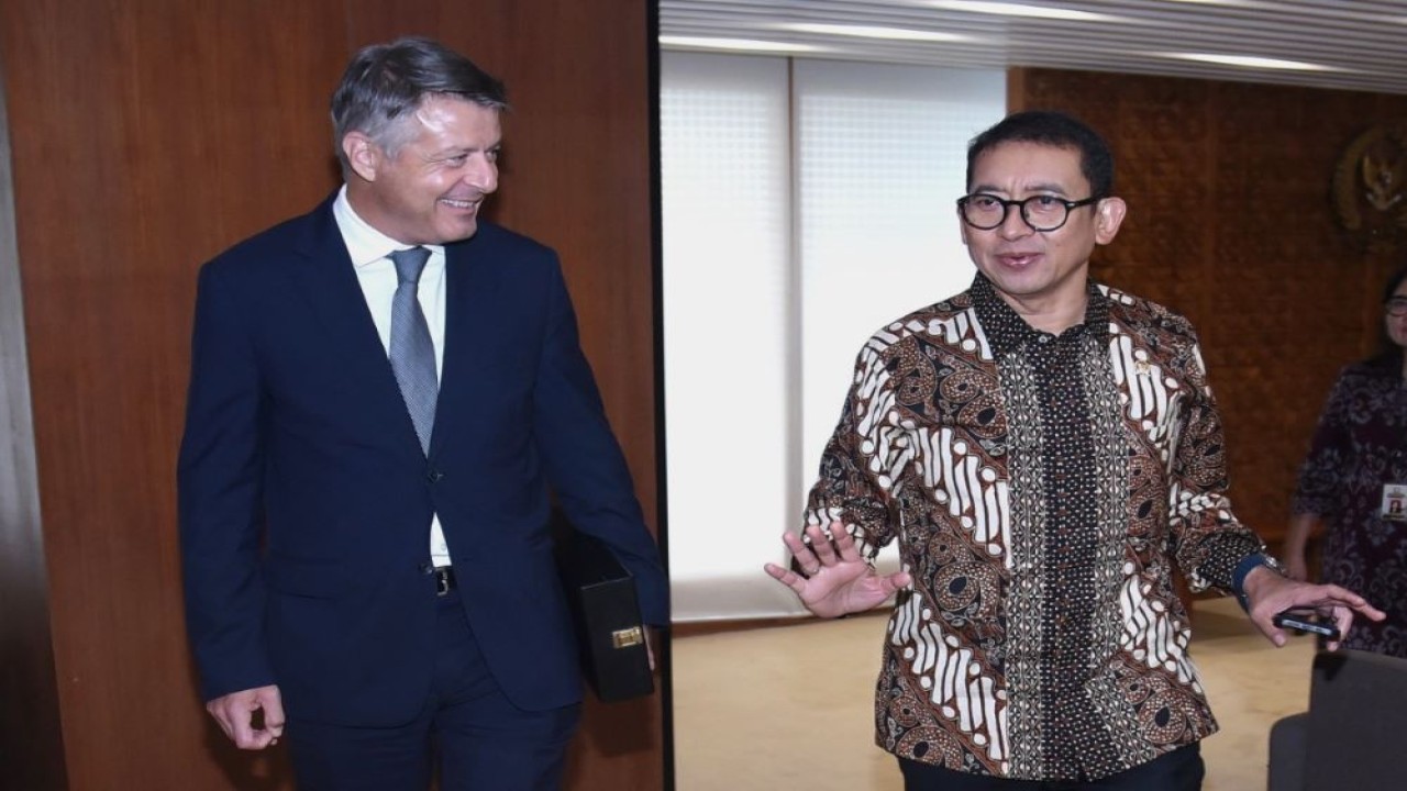 Ketua Badan Kerja Sama Antar Parlemen (BKSAP) DPR RI Fadli Zon saat menerima courtesy call Dubes Uni Eropa untuk Indonesia Denis Chaibi dan Direktur Kerja Sama Parlemen Eropa dengan ASEAN Antoine Ripoll di Ruang Delegasi DPR RI, Senayan, Jakarta, Jumat (8/3/2024). Foto : Geral/Andri