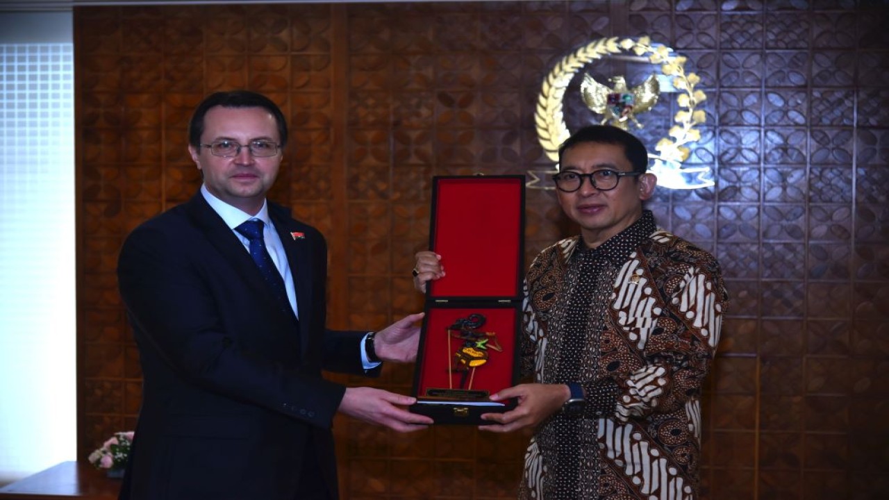 Ketua Badan Kerja Sama Antar Parlemen (BKSAP) DPR RI Fadli Zon saat bertukar cenderamata usai menerima Duta Besar Belarusia, H.E. Mr. Raman Ramanouski di Nusantara III, Senayan, Jakarta, Jumat (8/3/2024). Foto: Kresno/nr