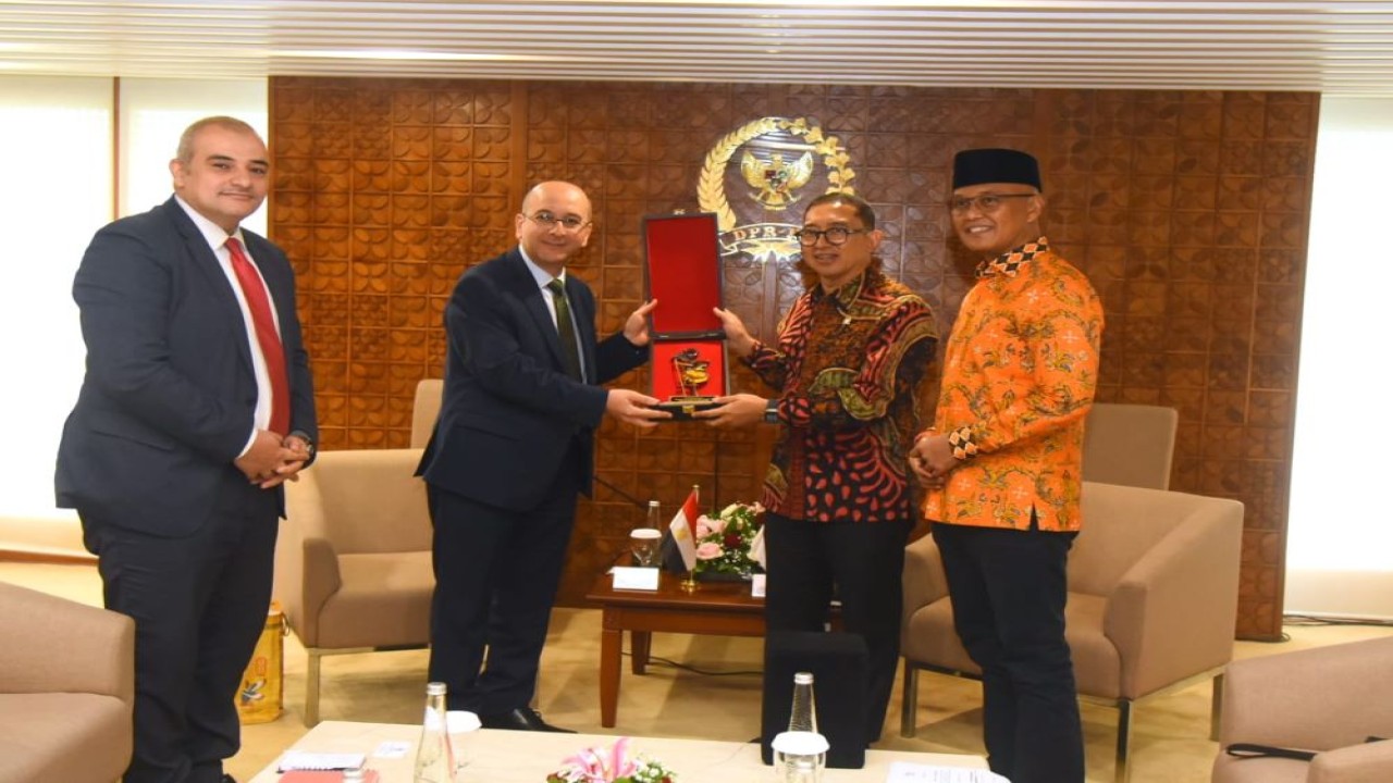 Ketua BKSAP DPR RI Fadli Zon didampingi oleh Wakil Ketua BKSAP Sukamta saat menerima kunjungan Duta Besar Mesir Yasser Elshemy di Nusantara II, Senayan, Jakarta, Rabu (13/3/2024). Foto: Runi/nr