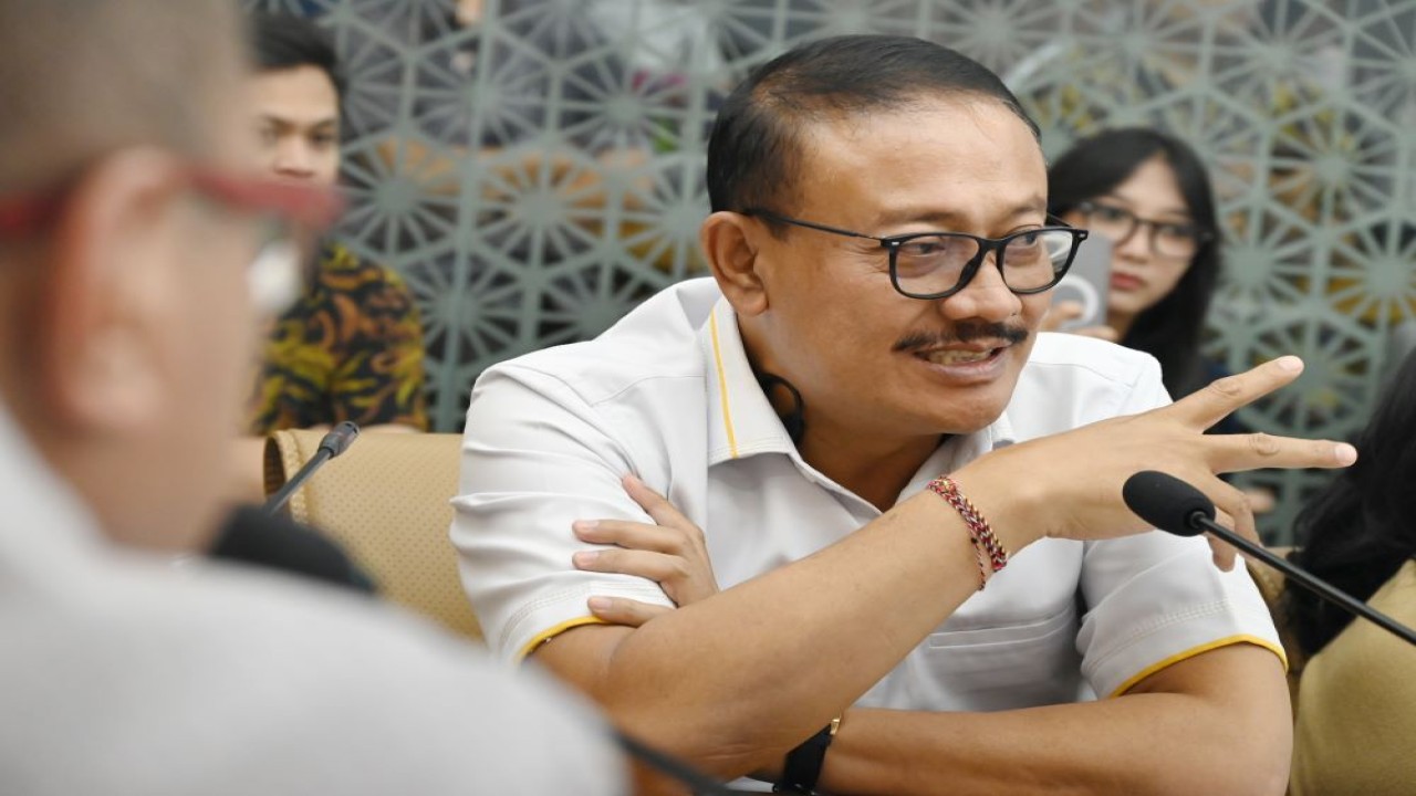 Anggota Komisi VI DPR RI Gde Sumarjaya Linggih saat mengikuti pertemuan Kunjungan Kerja Spesifik Komisi VI DPR RI di PT Angkasa Pura, Tangerang, Senin (25/3/2024). Foto: Estu/nr