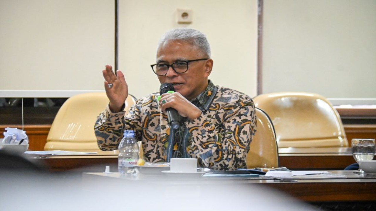 Anggota Komisi II DPR RI Guspardi Gaus saat mengikuti pertemuan Kunjungan Kerja Spesifik Tim Komisi II DPR RI ke Kantor Regional I BKN Yogyakarta di Yogyakarta, Rabu (6/4/2023). Foto: Ridwan/nr