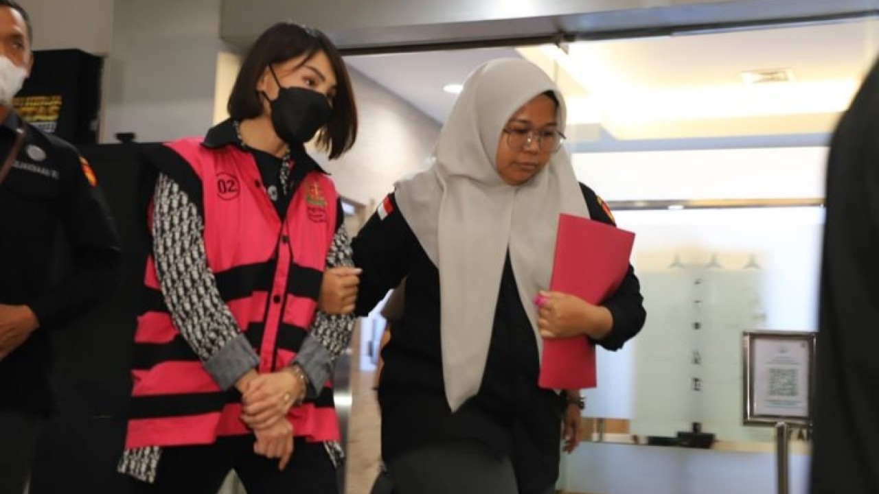 Crazy rich PIK Helena Lim saat hendak ditahan penyidik Kejagung RI. (Dok.)