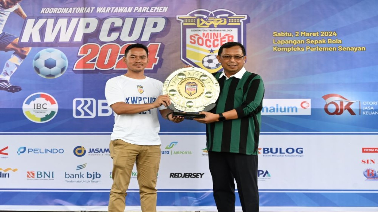 Anggota DPR RI Herman Khaeron (kanan) saat membuka turnamen mini soccer KWP Cup 2024 di Lapangan Sepak Bola Kompleks Parlemen Senayan. Foto: Farhan/nr