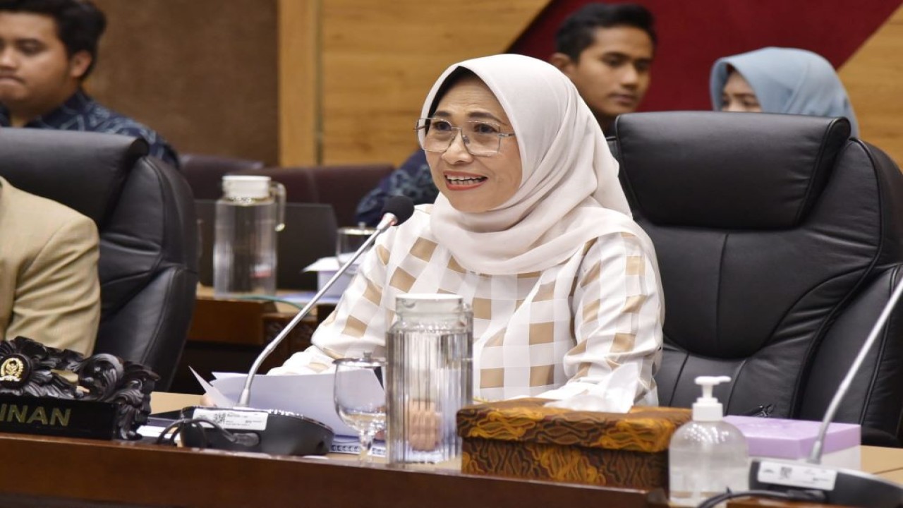 Wakil Ketua Komisi X Hetifah saat membacakan hasil rapat Komisi X DPR bersama Ad Interim Menpora RI, di Gedung Nusantara I, Senin (7/3/2023). Wakil Ketua Komisi X Hetifah saat membacakan hasil rapat Komisi X DPR bersama Ad Interim Menpora RI, di Gedung Nusantara I, Senin (7/3/2023). Wakil Ketua Komisi X Hetifah saat rapat Komisi X DPR bersama Ad Interim Menpora RI, di Gedung Nusantara I, Senin (7/3/2023). Foto: Munchen/nr