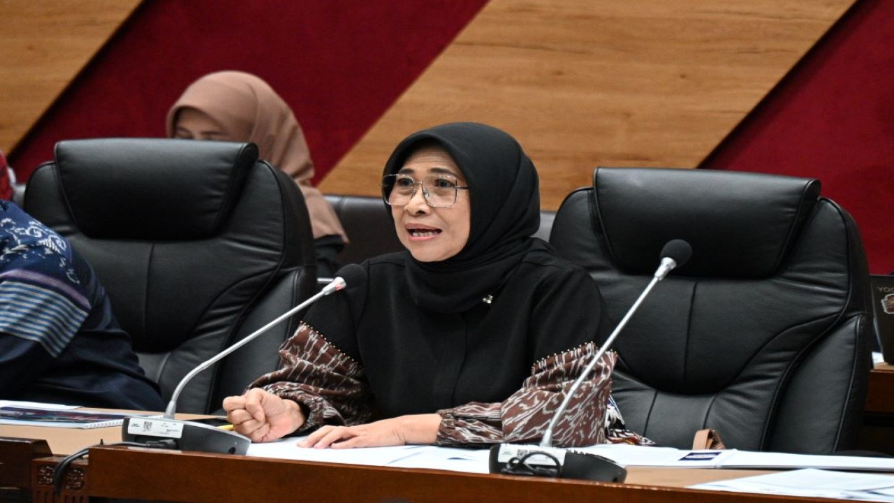 Wakil Ketua Komisi X DPR RI Hetifah Sjaifudian saat Rapat Kerja dengan Menteri Pariwisata dan Ekonomi Kreatif (Menparekraf RI), Sandiaga Uno, Rabu (13/3/2024), di Gedung Parlemen, Jakarta. Foto: Farhan/nr