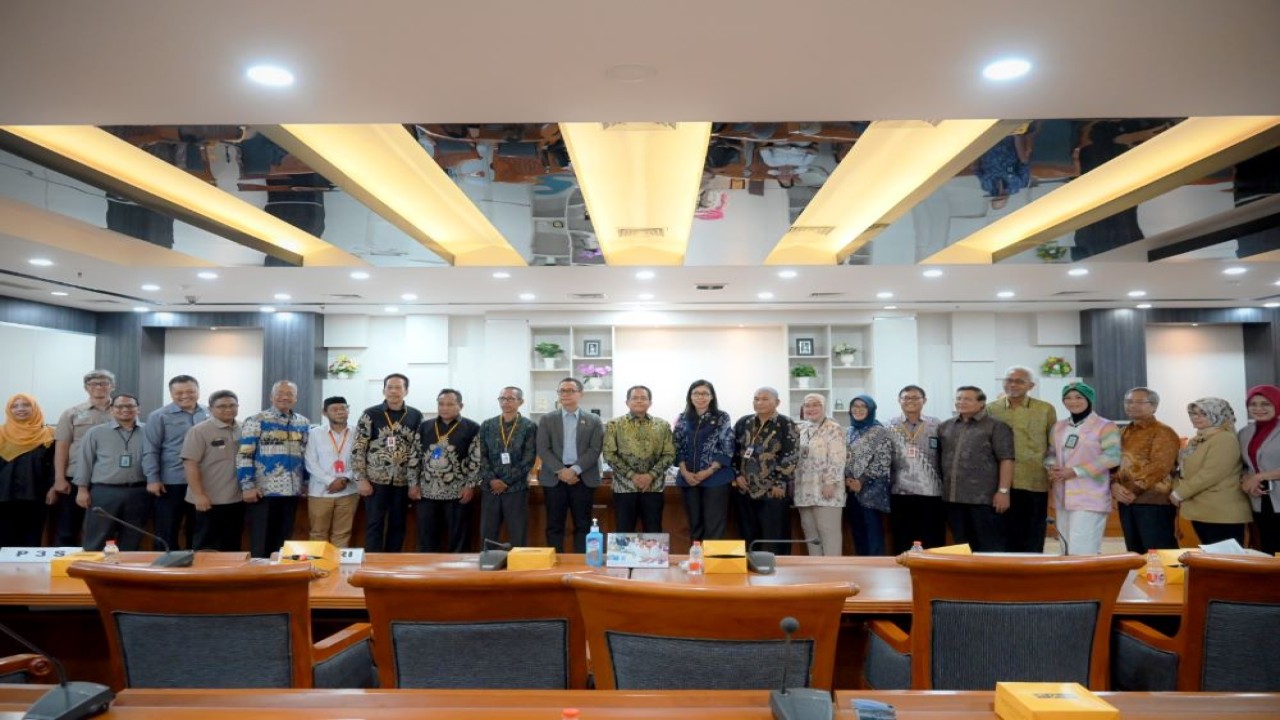 Sekretaris Jenderal DPR RI Indra Iskandar dalam foto bersama usai melepas delapan Pegawai Negeri Sipil yang telah memasuki masa purnabakti di Gedung Nusantara. Foto: Mentari/nr