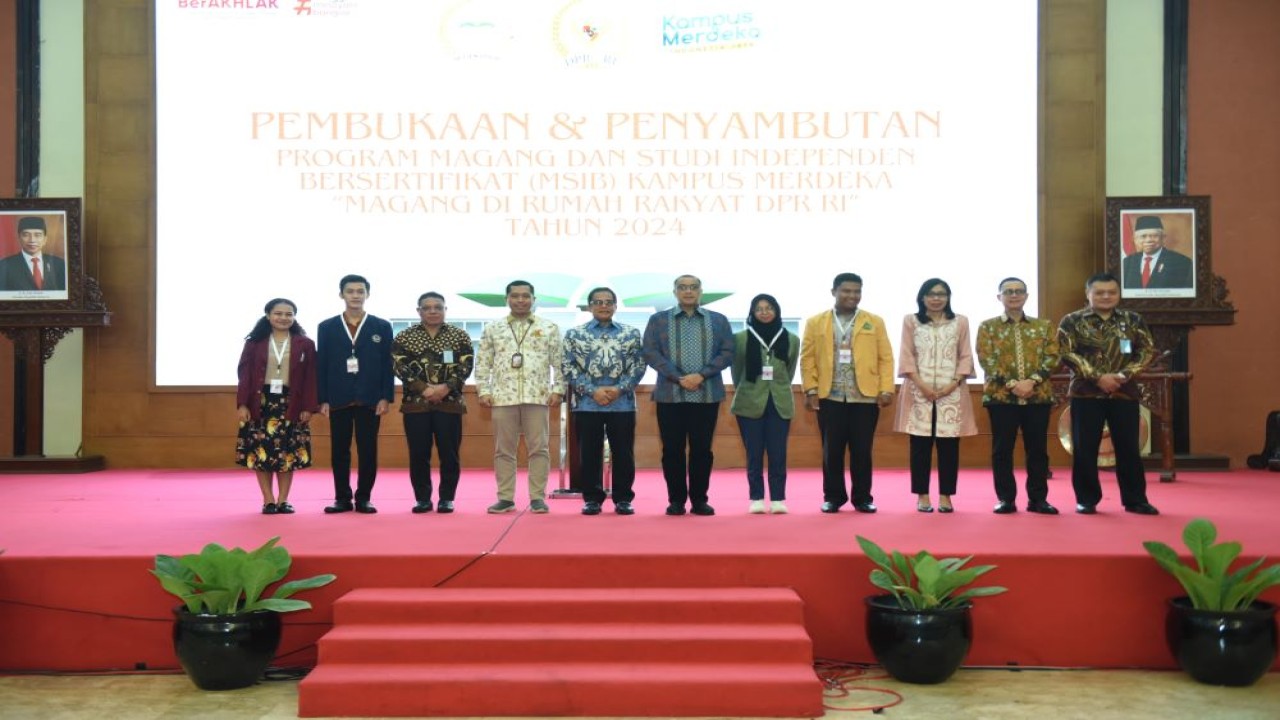 ekretaris Jenderal (Sekjen) DPR RI Indra Iskandar dalam foto bersama usai acara pembukaan Kampus Merdeka, Magang Di Rumah Rakyat, Ruang Pustakaloka, Senayan Jakarta, Jumat (8/3/2024). Foto: Jaka/nr