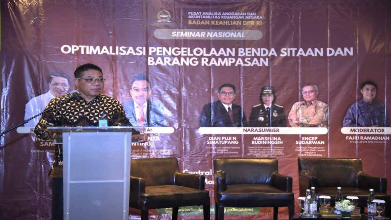 Kepala Badan Keahlian Setjen DPR RI (BKD) Inosentius Samsul saat menghadiri Seminar Nasional bertajuk Optimalisasi Pengelolaan Benda Sitaan dan Barang Rampasan di Jakarta, Jumat (8/3/2024). Foto: Munchen/nr