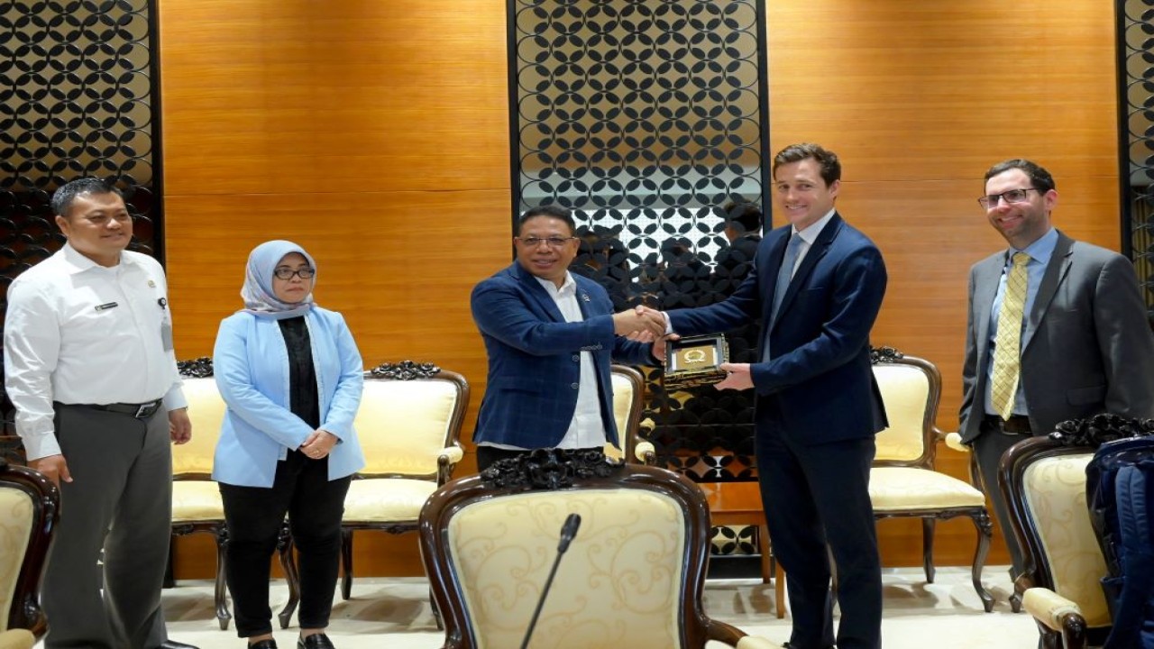 Kepala Badan Keahlian (BK) Sekretariat Jenderal (Setjen) DPR RI Inosentius Samsul saat menerima kunjungan delegasi Parlemen Inggris di Gedung nusantara I, Komplek Parlemen, Jakarta, Rabu (13/3/2024). Foto: Mentari/nr