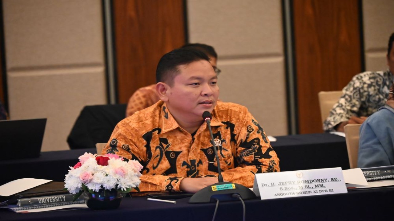 Anggota Komisi XI DPR RI Jefry Romdonny saat mengikuti pertemuan Kunjungan Kerja Spesifik Komisi XI ke Bandung, Jawa Barat, Kamis (14/3/2024). Foto: Agung/nr