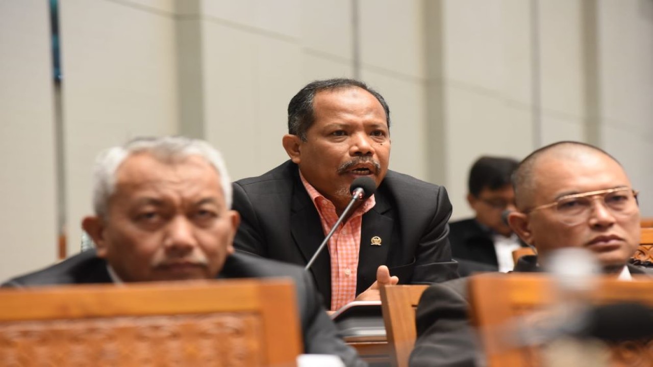 Anggota Komisi IV DPR RI Johan Rosihan saat interupsi dalam Rapat Paripurna DPR RI ke-13 Pembukaan Masa Sidang IV Tahun Sidang 2023-2024, di Gedung Nusantara II, DPR RI, Senayan, Jakarta, Selasa (5/3/2024). Foto : Arief/Andri