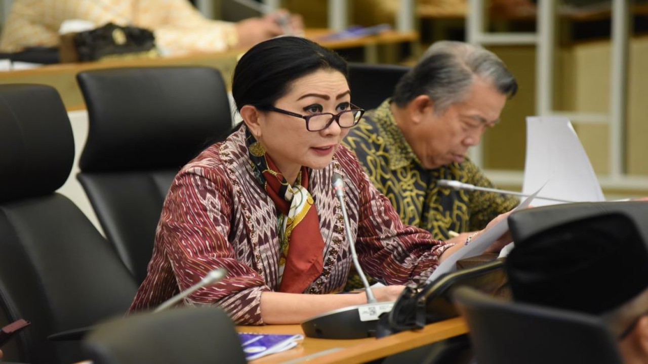 Anggota Komisi IV DPR RI, Julie Sutrisno saat mengikuti Rapat Kerja Komisi IV DPR RI dengan Menteri Lingkungan Hidup dan Kehutanan, Kamis (14/3/2024). Foto: Arief/nr