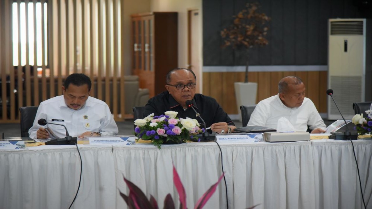 Wakil Ketua Komisi II DPR RI Junimart Girsang saat memimpin rapat Kunjungan Kerja Spesifik (Kunspek) Komisi II DPR RI ke Kantor Pertanahan Kabupaten Bekasi, Jawa Barat, Selasa (26/3/2024). Foto : Anju/Andri