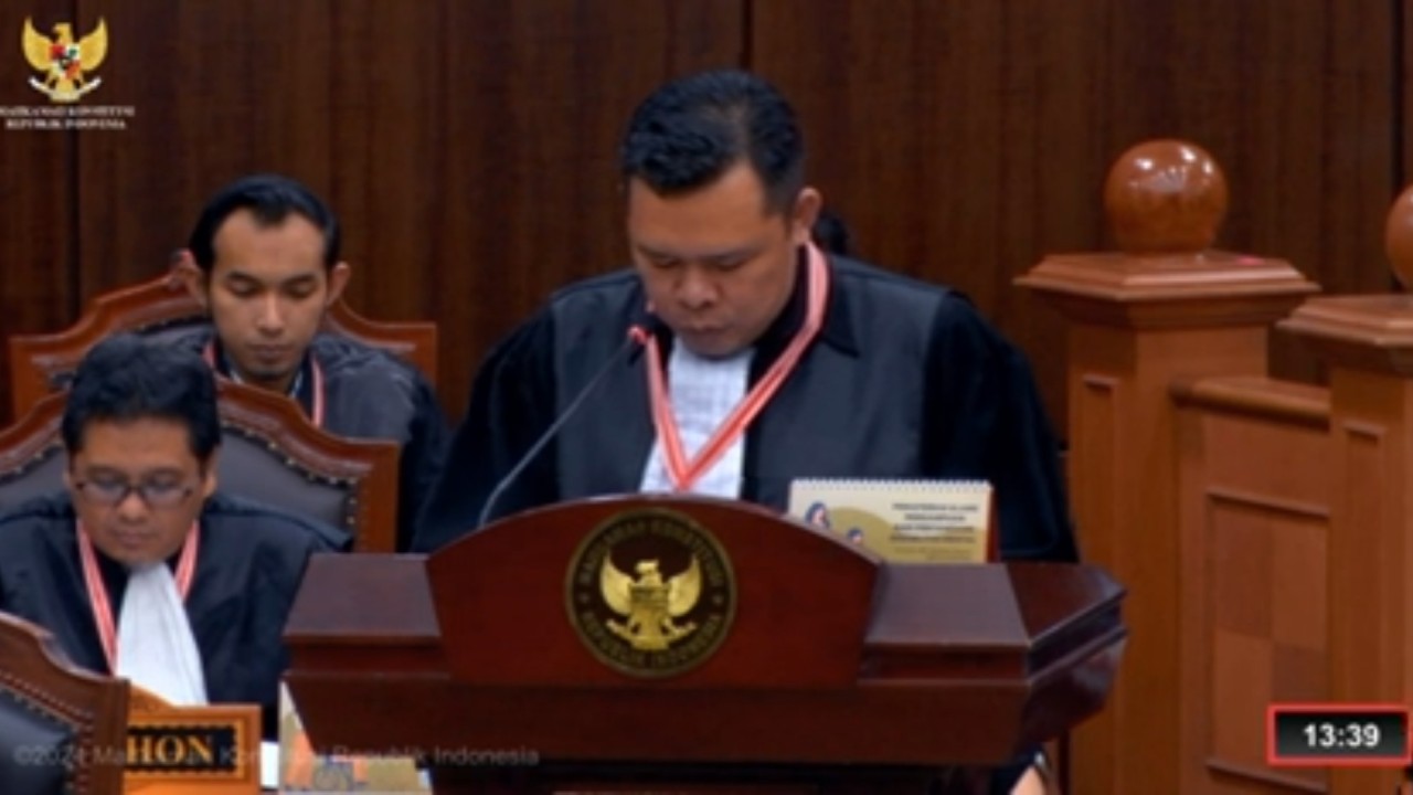 Kuasa hukum KPU RI, Hifdzil Alim, saat menyampaikan jawaban dalam sidang sengketa hasil Pilpres di MK. (YouTube)