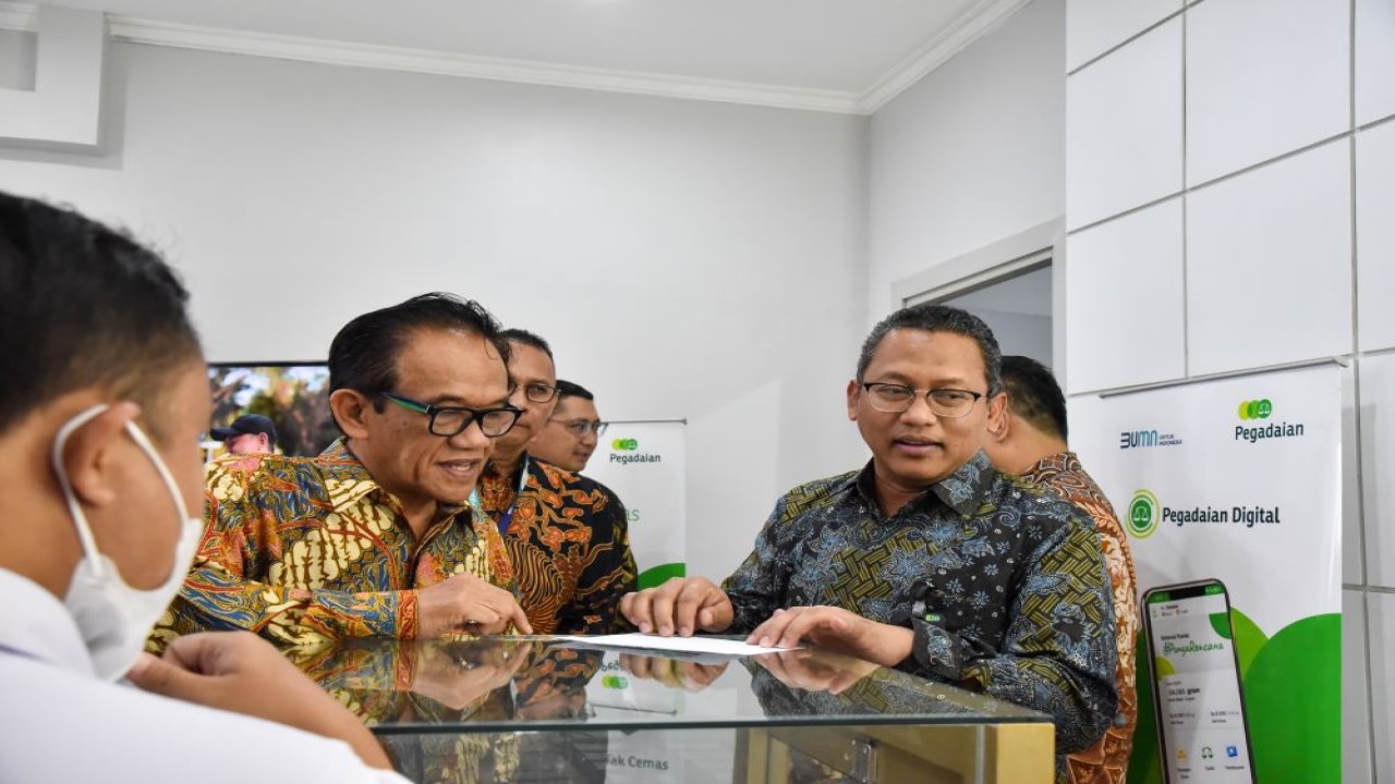 Anggota Komisi VI DPR RI La Tinro La Tunrung saat mengikuti pertemuan dengan PT Bank Rakyat Indonesia Tbk (BRI), PT Pegadaian dan PT Permodalan Nasional Madani (PNM) di Bogor, Jawa Barat, Senin (25/3/2024). Foto: Safitri/nr