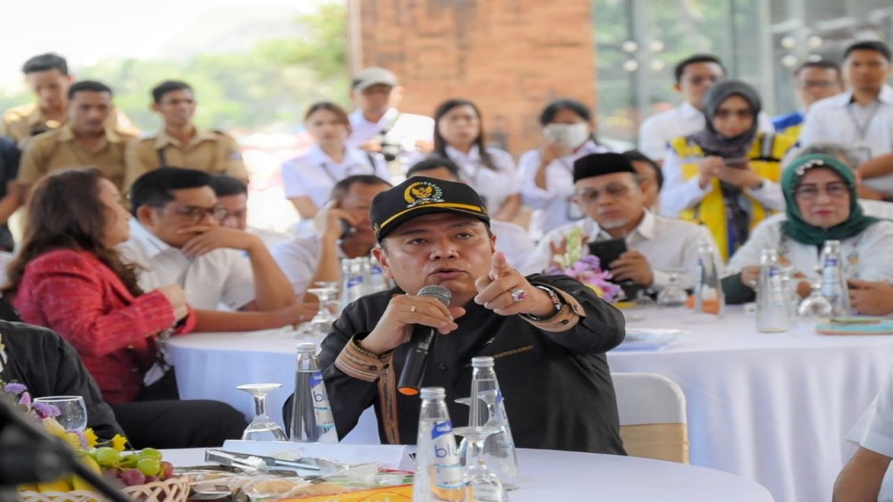 Ketua Komisi V DPR RI Lasarus saat memimpin tinjauan ke Pantai Kuta, Denpasar, Bali Senin (4/3/2024). Foto : Tari/Andri