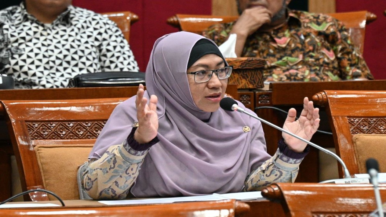 Anggota Komisi X DPR RI Ledia Hanifa Amaliah dalam Rapat Kerja Komisi X dengan Menteri Pariwisata dan Ekonomi Kreatif/Kepala Badan Pariwisata Dan Ekonomi Kreatif, Sandiaga Salahuddin Uno di Gedung Nusantara I, DPR RI, Senayan, Jakarta, Rabu (13/3/2024). Foto : Farhan/Andri