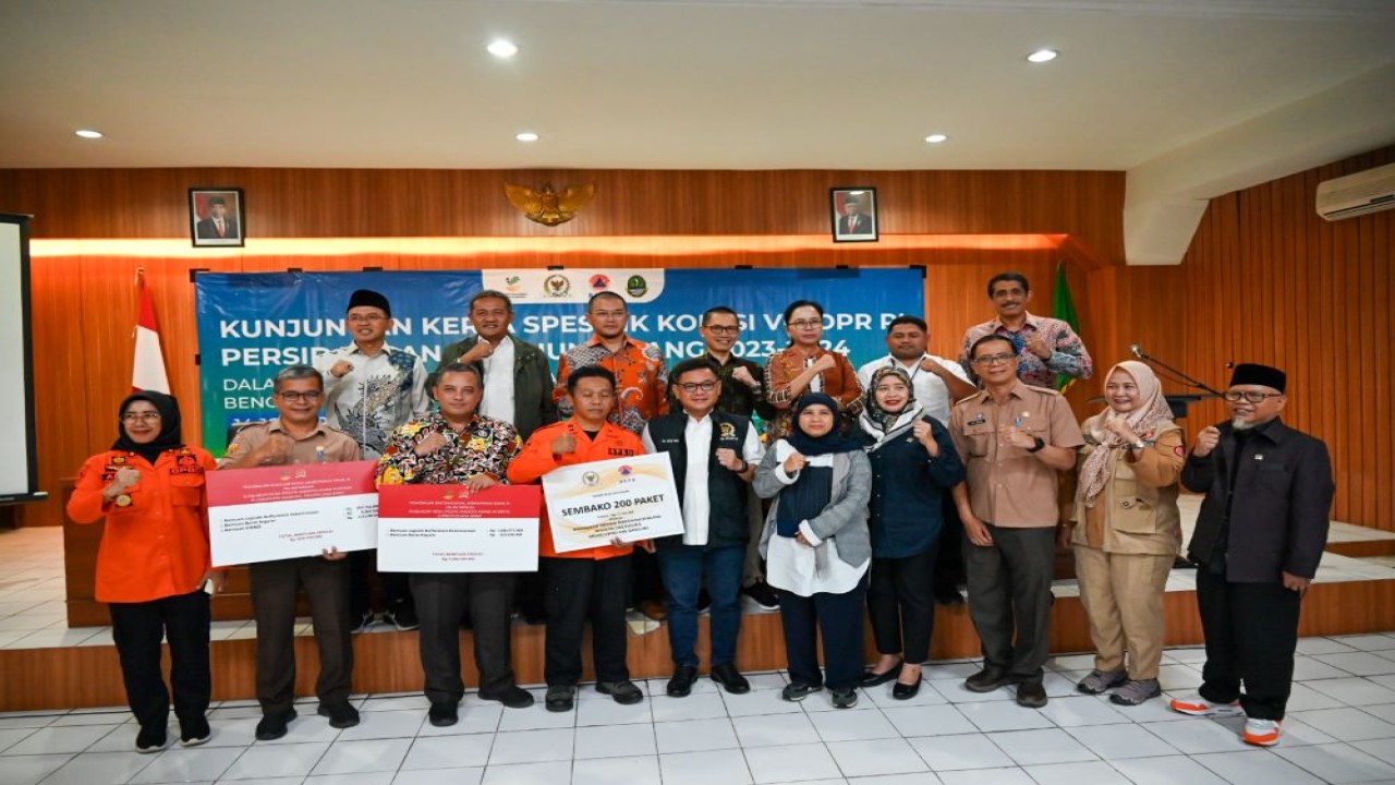 Anggota Komisi VIII DPR RI Maman Imanul Haq, dalam foto bersama usai mengikuti pertemuan dengan Pemerintah Daerah Kabupaten Bandung, BPBD, dan BNPB beserta jajaran, di Kecamatan Soreang, Bandung, Jawa Barat, Kamis (14/03/2024). Foto: Nadya/nr