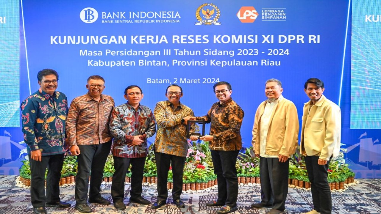 Ketua Tim Kunjungan Kerja Reses Komisi XI DPR RI, Marinus Gea saat bertukar cenderamata di sela-sela pertemuan Komisi XI DPR RI dengan jajaran Bank Indonesia dan Lembaga Penjamin Simpanan beserta jajaran, di Batam, Kepulauan Riau, Sabtu (2/3/2024). Foto: Nadya/nr