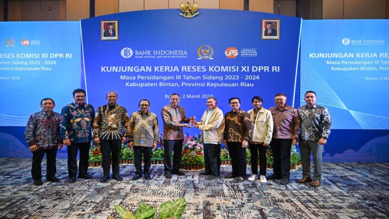 Anggota Komisi XI DPR RI Marinus Gea dan Anggota Komisi XI DPR RI Hidayatullah dalam foto bersama usai pertemuan di Batam, Kepri, Sabtu (2/3/2024). Foto: Nadya/nr