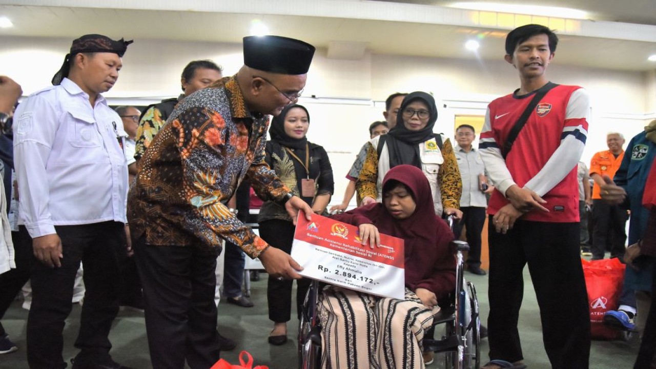 Wakil Ketua Komisi VIII DPR RI Marwan Dasopang saat menyerahkan bantuan sosial di sela-sela Kunjungan Kerja Reses Komisi VIII DPR RI ke Kabupaten Bogor, Provinsi Jawa Barat, Selasa (26/3/2024). Foto: Nadhen/nr