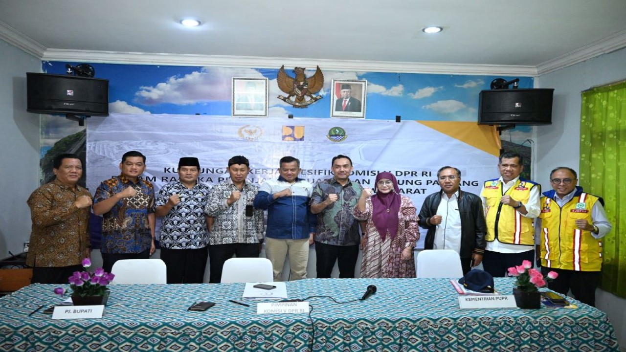 Anggota Komisi V DPR RI Mulyadi dalam foto bersama usai pertemuan Kunspek Komisi V DPR RI di kantor kecamatan Parung Panjang, Kabupaten Bogor, Jumat (15/3/2024). Foto: Farhan/nr