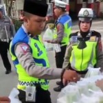 Polisi bagikan Takjil di pinggir jalan-1711602127