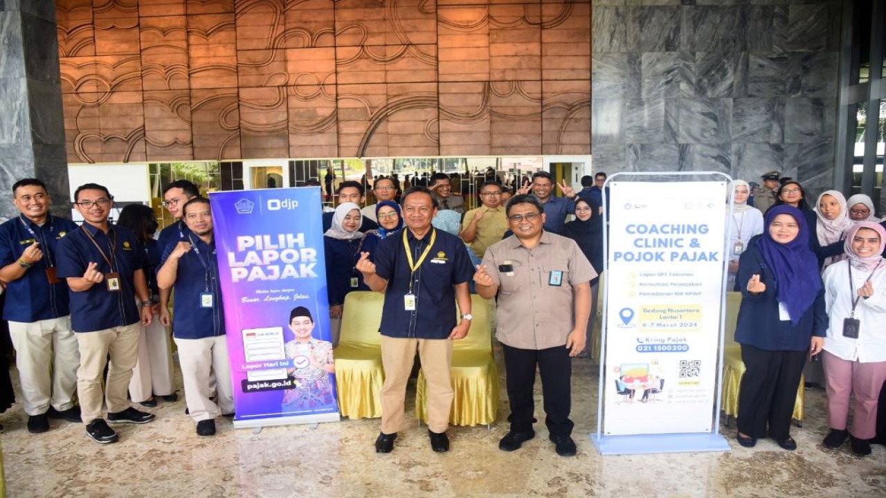 Kepala Biro Keuangan Sekretariat Jenderal (Setjen) DPR RI Rahmad Budiadji foto bersama usai membuka Coaching Clinic di Senayan, Jakarta, Rabu (6/3/2024). Foto : Runi/Andri