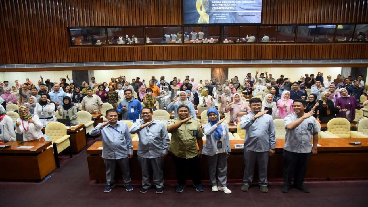 Kepala Biro Keuangan Sekretariat Jenderal (Setjen) DPR RI, Rahmad Budiaji foto bersama usai sosialisasi dan bimbingan teknis (Bimtek) aplikasi Sistem informasi pengelolaan perjalanan dinas anggota dan tenaga ahli (Simerpati), Senayan, Jakarta, Kamis (7/3/2024). Foto : Runi/Andri