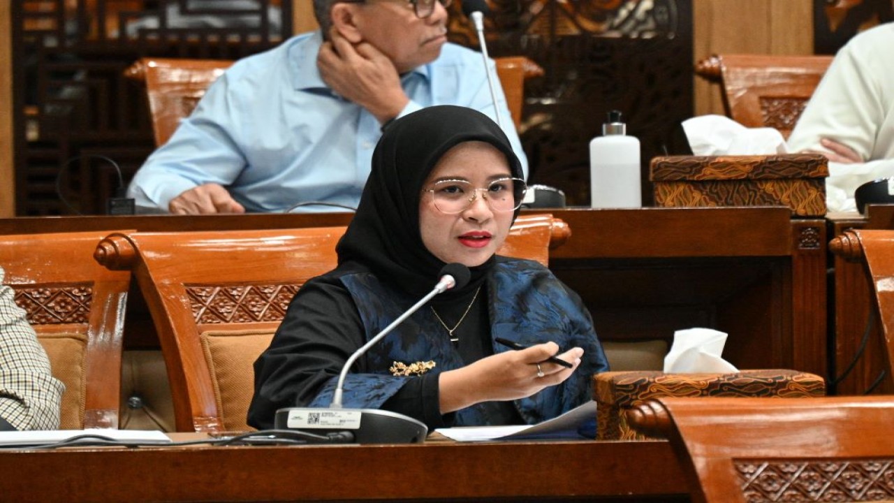 Anggota Komisi X DPR RI Ratih Megasari Singkarru dalam Rapat Kerja Komisi X dengan Menteri Pariwisata dan Ekonomi Kreatif/Kepala Badan Pariwisata Dan Ekonomi Kreatif Sandiaga Salahuddin Uno di Gedung Nusantara I, DPR RI, Senayan, Jakarta, Rabu (13/3/2024). Foto : Farhan/Andri