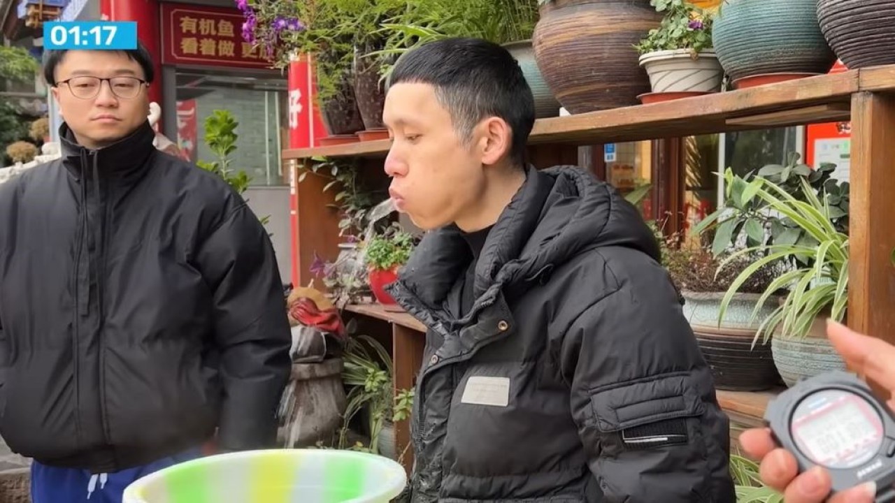 Seorang pria di China bernama Ma Hui memiliki kemampuan unik karena sanggup menyemprotkan air dari mulutnya selama hampir 6 menit tanpa berhenti. (Foto: Tangkapan layar YouTube Guinness World Records)